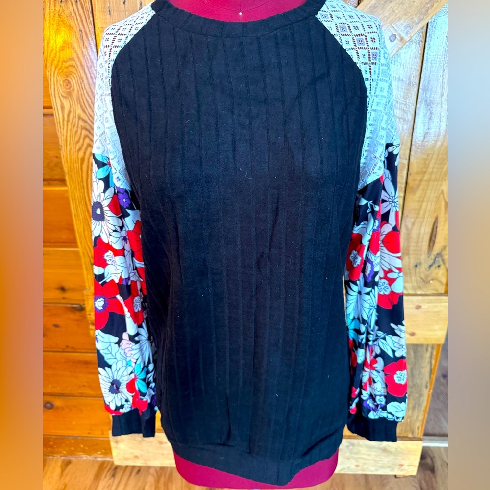 BOUTIQUE BLACK & FLORAL SWEATER LACE DETAIL S/ M